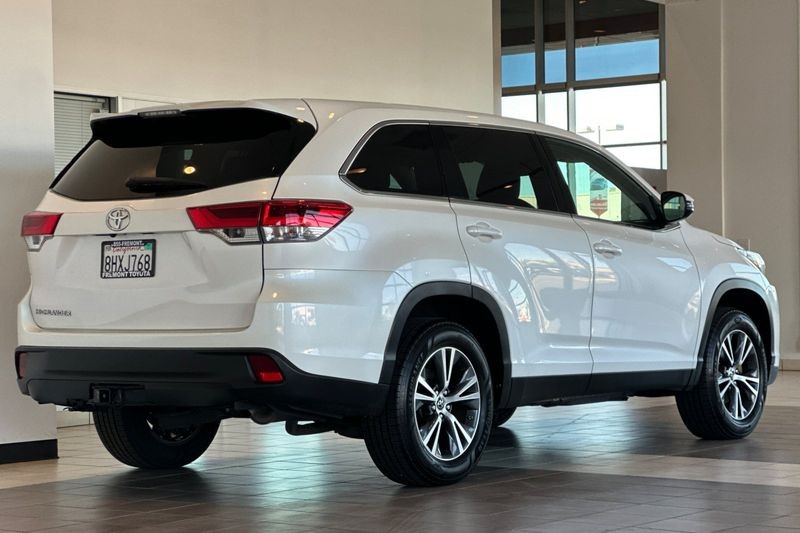 Toyota Highlander Vehicle Full-screen Gallery Image 04