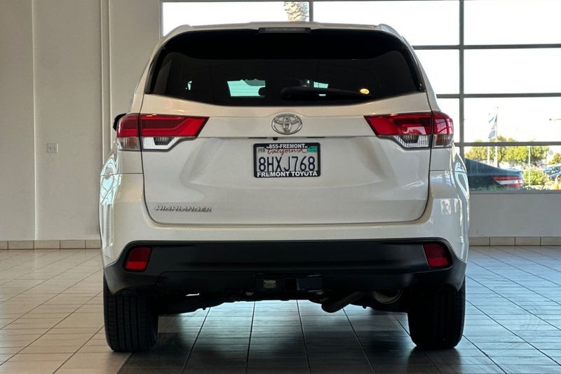 Toyota Highlander Vehicle Full-screen Gallery Image 05