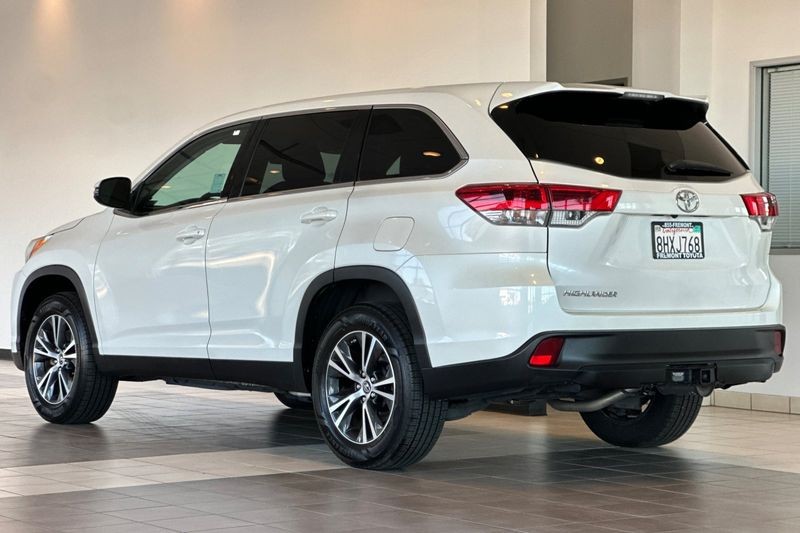 Toyota Highlander Vehicle Full-screen Gallery Image 06