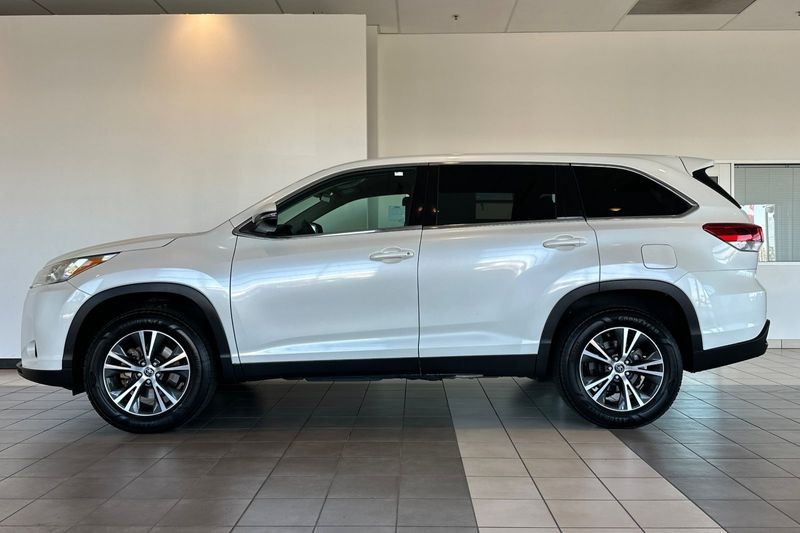 Toyota Highlander Vehicle Full-screen Gallery Image 07