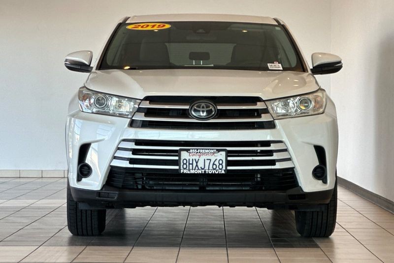 Toyota Highlander Vehicle Full-screen Gallery Image 09