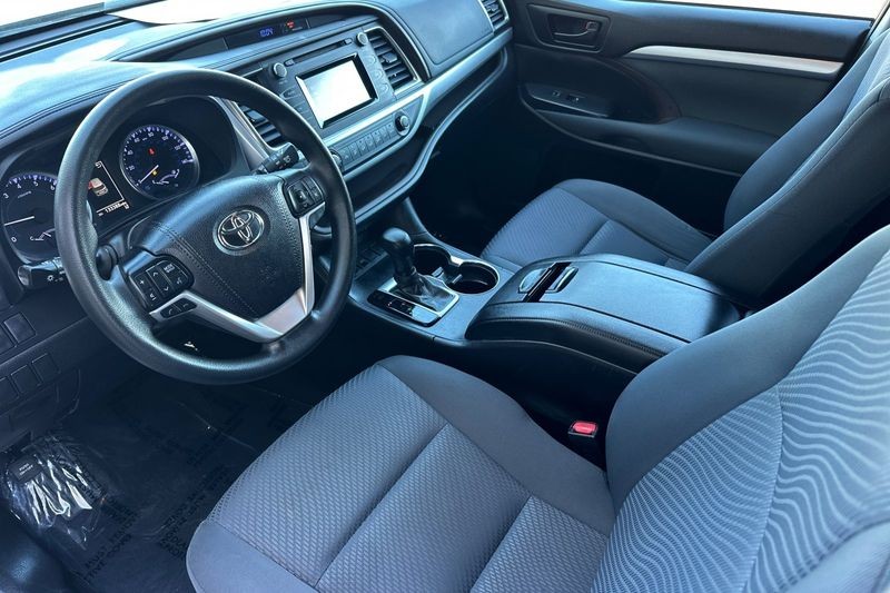 Toyota Highlander Vehicle Full-screen Gallery Image 10