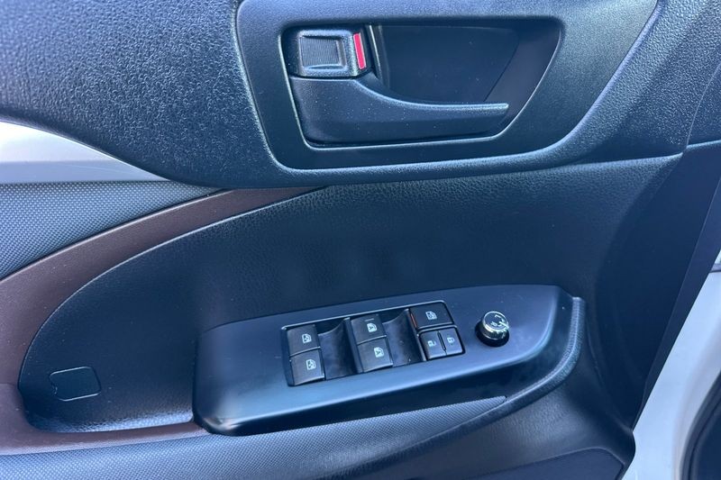 Toyota Highlander Vehicle Full-screen Gallery Image 11