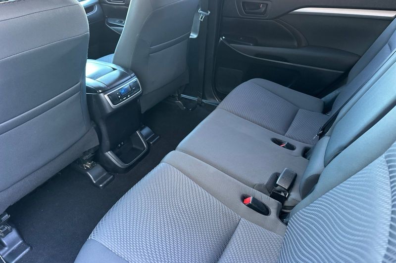 Toyota Highlander Vehicle Full-screen Gallery Image 12