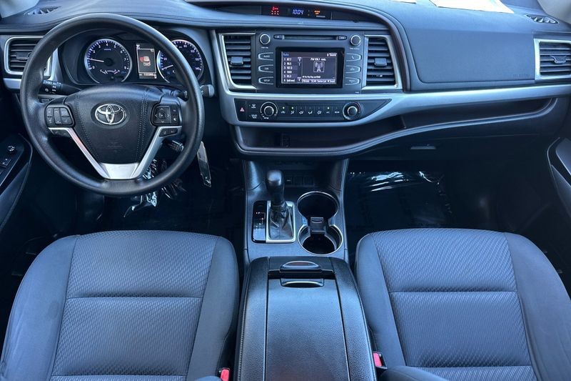 Toyota Highlander Vehicle Full-screen Gallery Image 13