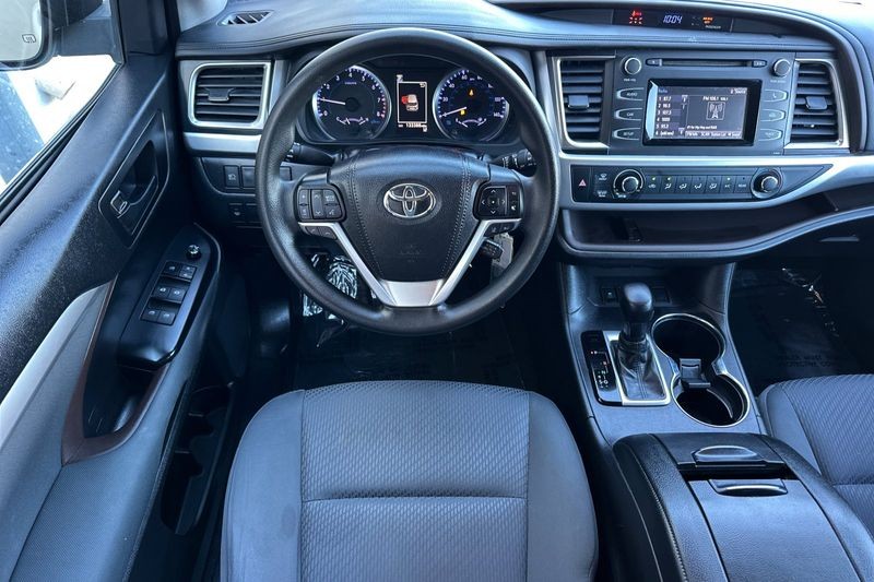 Toyota Highlander Vehicle Full-screen Gallery Image 14