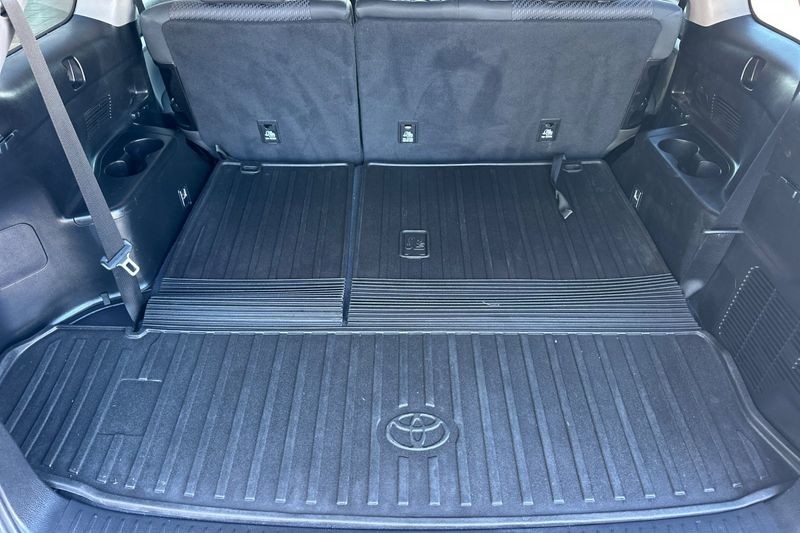 Toyota Highlander Vehicle Full-screen Gallery Image 15