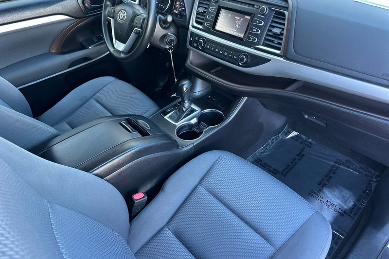 Toyota Highlander Vehicle Full-screen Gallery Image 16