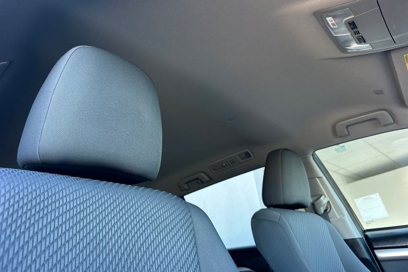 Toyota Highlander Vehicle Full-screen Gallery Image 17