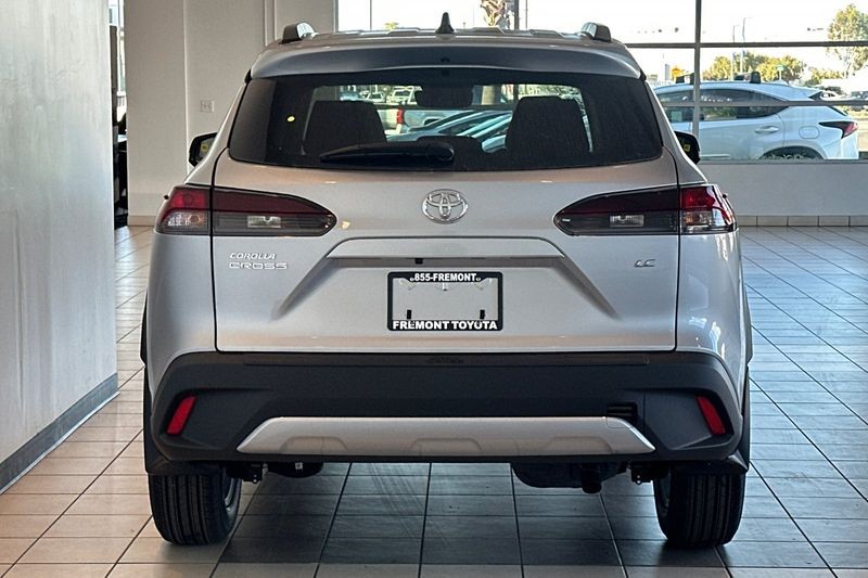 Toyota Corolla Cross Vehicle Full-screen Gallery Image 04