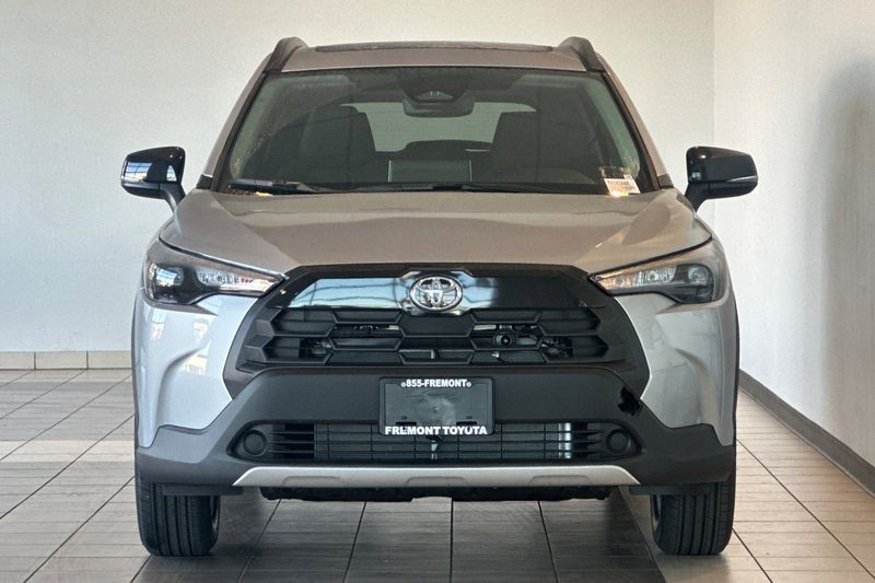 Toyota Corolla Cross Vehicle Full-screen Gallery Image 05