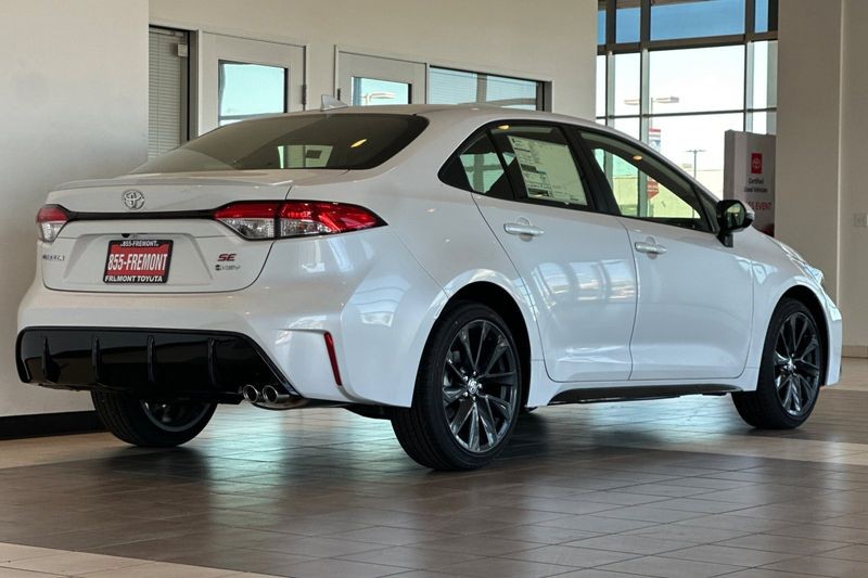 Toyota Corolla Hybrid Vehicle Full-screen Gallery Image 04