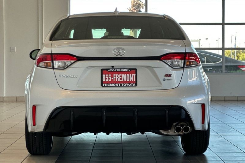 Toyota Corolla Hybrid Vehicle Full-screen Gallery Image 05
