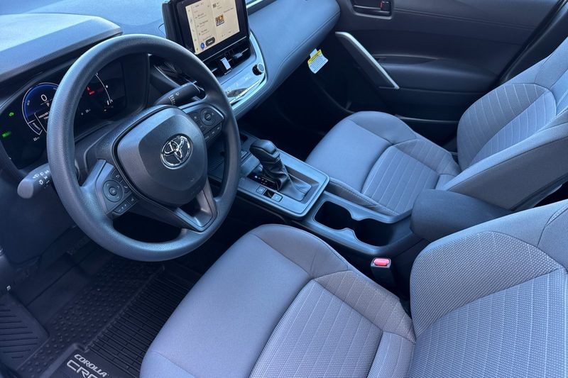 Toyota Corolla Cross Vehicle Full-screen Gallery Image 07