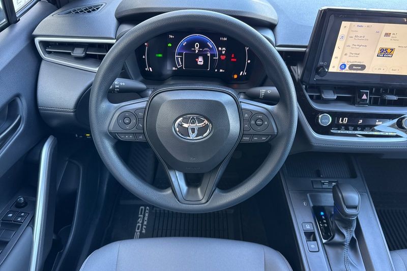 Toyota Corolla Cross Vehicle Full-screen Gallery Image 11
