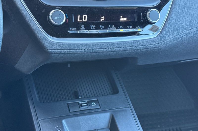 Toyota Corolla Cross Vehicle Full-screen Gallery Image 17
