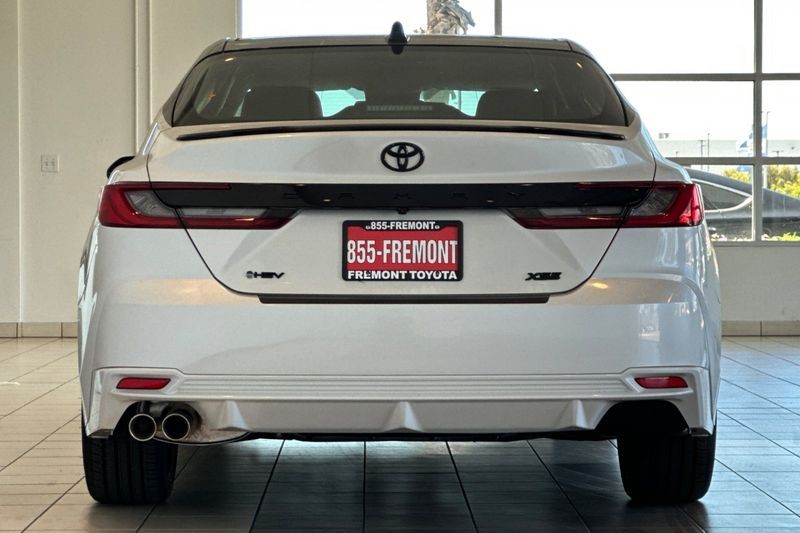 Toyota Camry Vehicle Full-screen Gallery Image 05