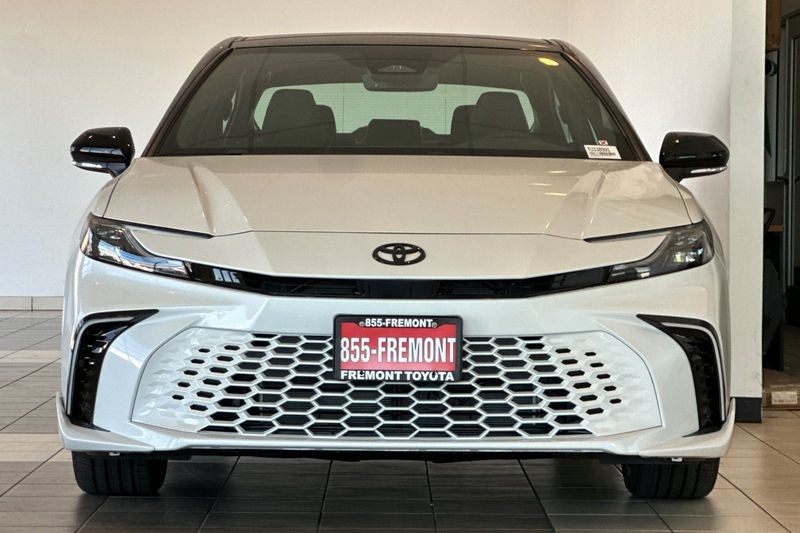 Toyota Camry Vehicle Full-screen Gallery Image 06