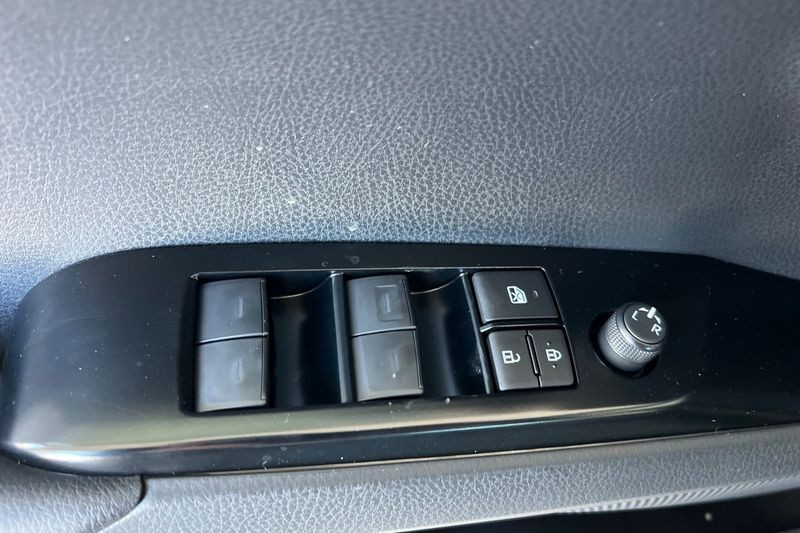 Toyota Camry Vehicle Full-screen Gallery Image 08