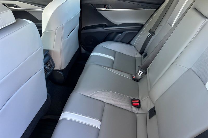 Toyota Camry Vehicle Full-screen Gallery Image 09