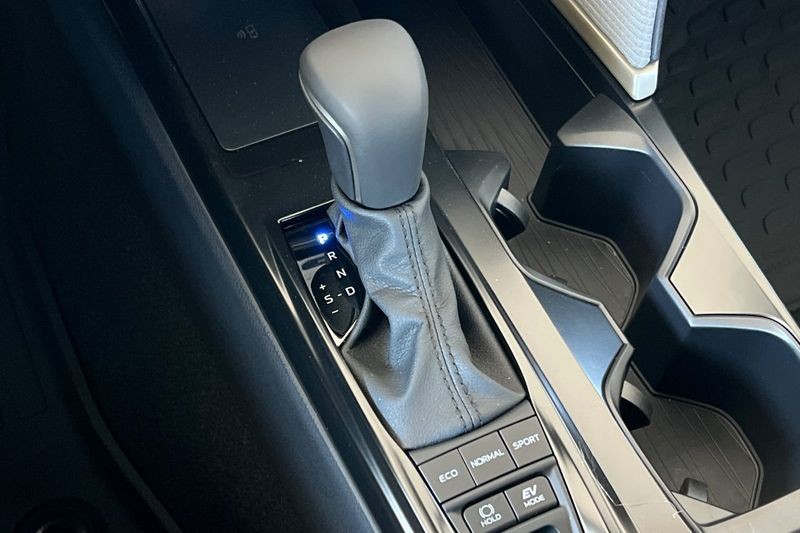 Toyota Camry Vehicle Full-screen Gallery Image 17