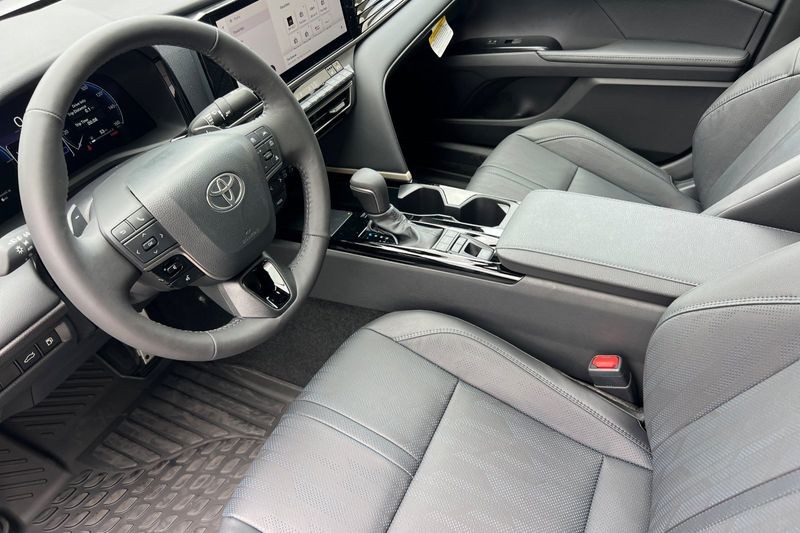 Toyota Camry Vehicle Full-screen Gallery Image 07