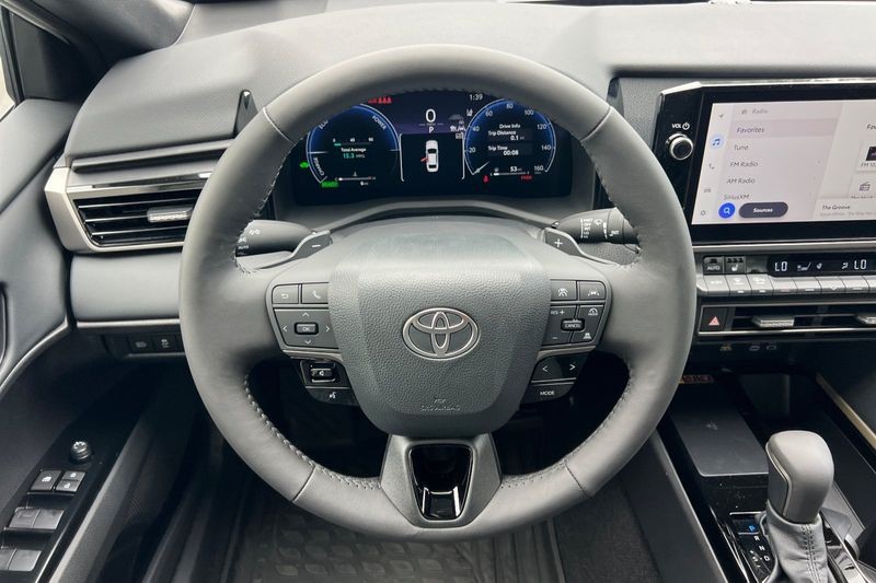 Toyota Camry Vehicle Full-screen Gallery Image 11