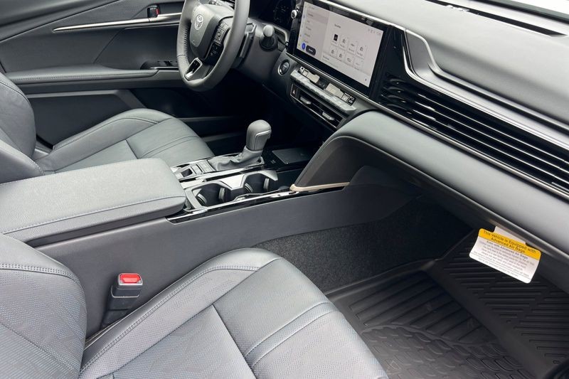 Toyota Camry Vehicle Full-screen Gallery Image 12