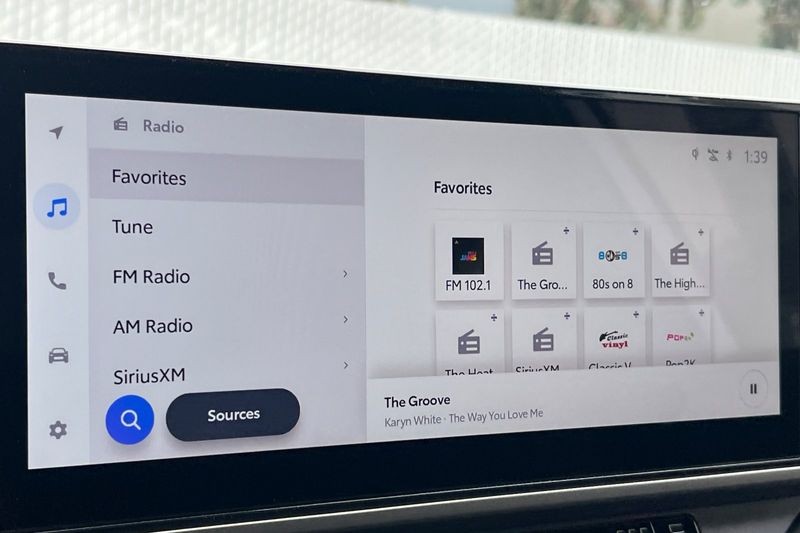 Toyota Camry Vehicle Full-screen Gallery Image 14