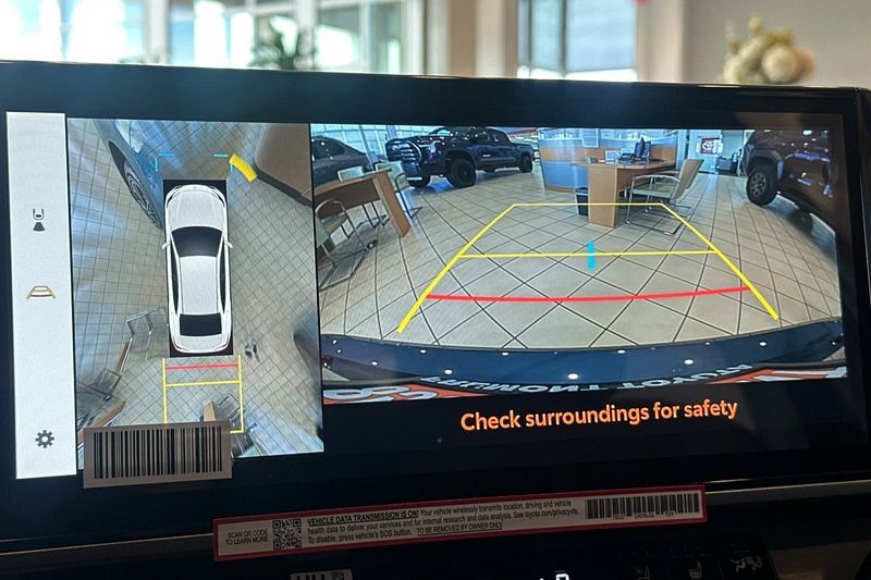 Toyota Camry Vehicle Full-screen Gallery Image 15