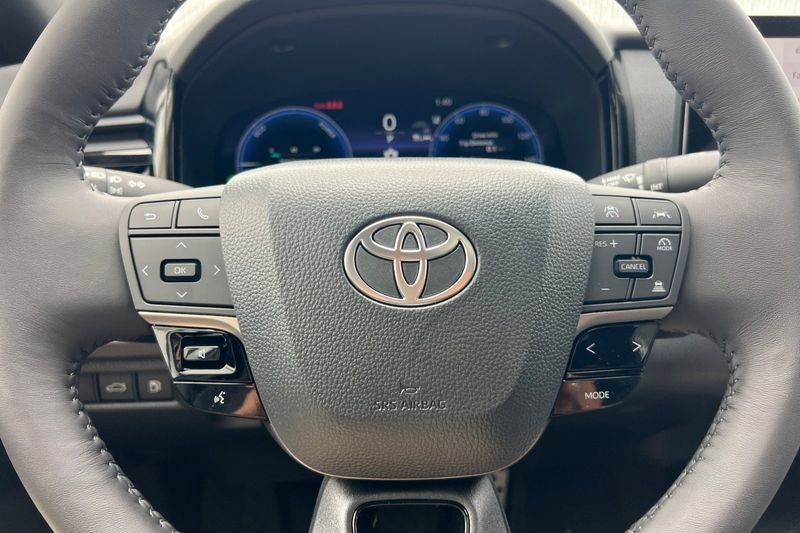 Toyota Camry Vehicle Full-screen Gallery Image 19