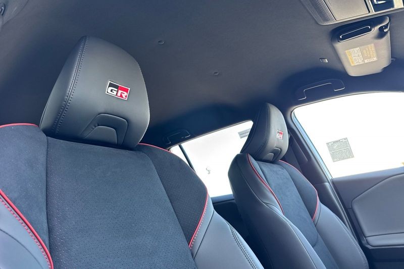 Toyota RAV4 Plug-In Hybrid Vehicle Full-screen Gallery Image 14