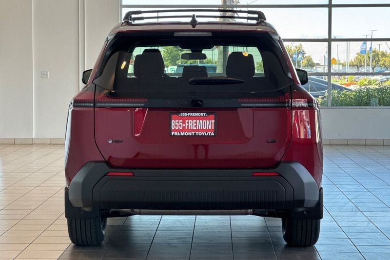 Toyota RAV4 Vehicle Full-screen Gallery Image 05