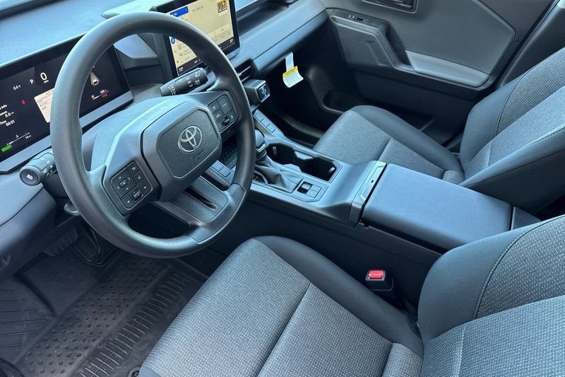 Toyota RAV4 Vehicle Full-screen Gallery Image 07