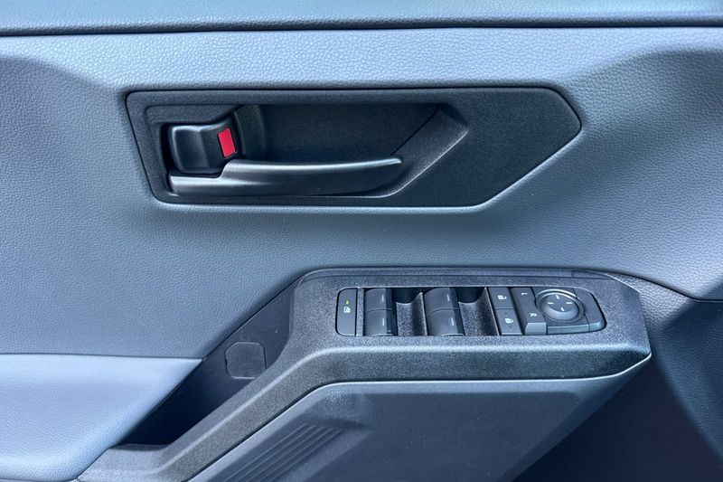 Toyota RAV4 Vehicle Full-screen Gallery Image 08