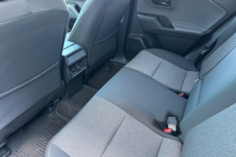 Toyota RAV4 Vehicle Full-screen Gallery Image 09