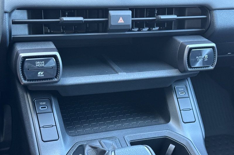 Toyota RAV4 Vehicle Full-screen Gallery Image 16