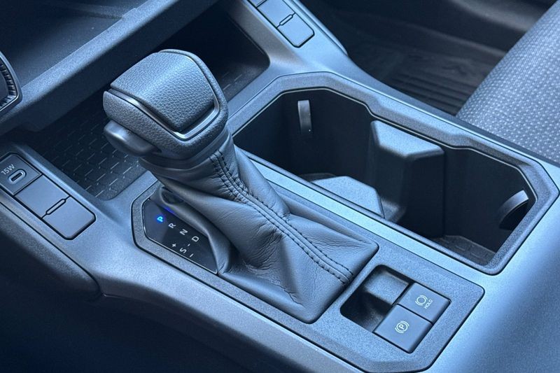 Toyota RAV4 Vehicle Full-screen Gallery Image 17