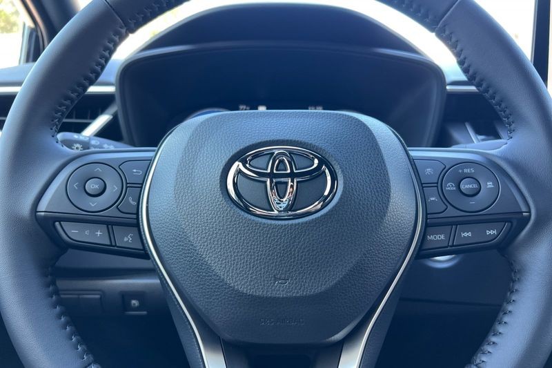 Toyota Corolla Hybrid Vehicle Full-screen Gallery Image 19