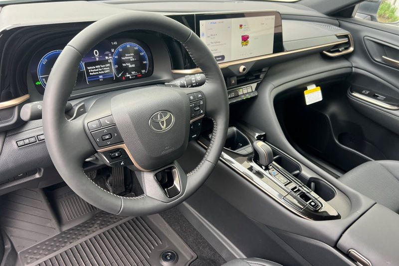 Toyota Crown Signia Vehicle Full-screen Gallery Image 06