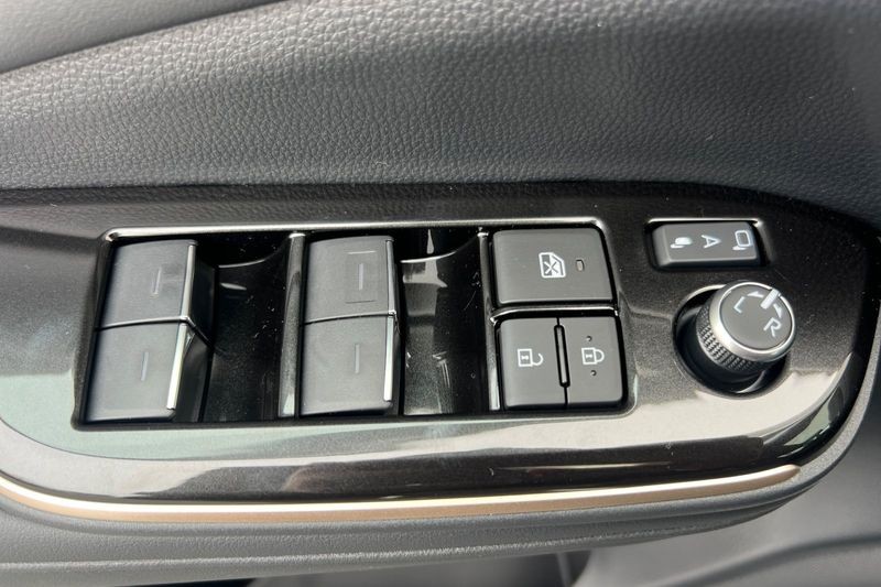 Toyota Crown Signia Vehicle Full-screen Gallery Image 07