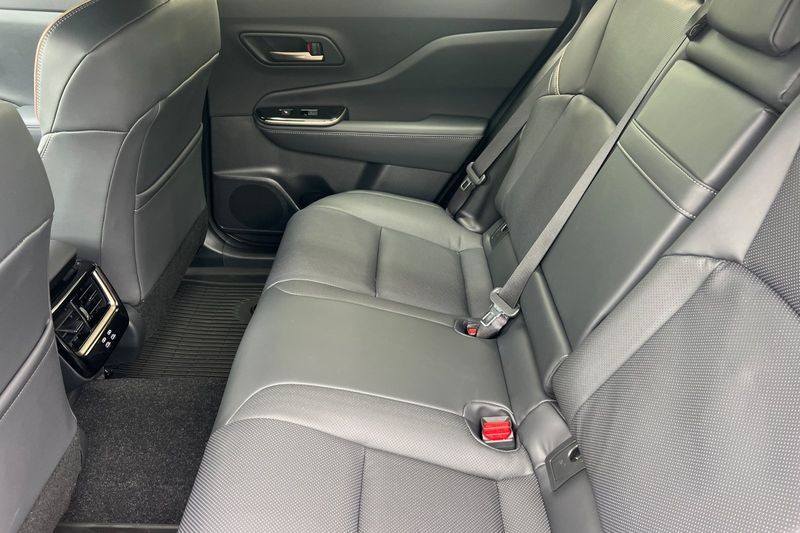 Toyota Crown Signia Vehicle Full-screen Gallery Image 08