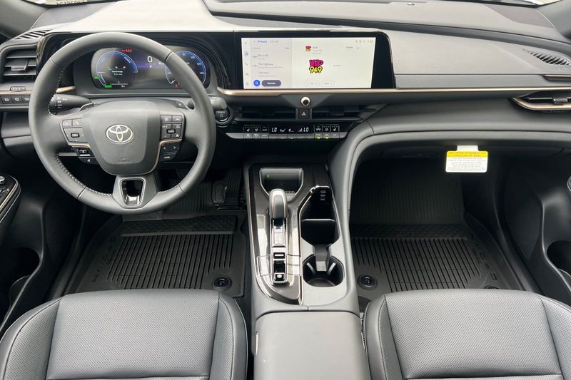 Toyota Crown Signia Vehicle Full-screen Gallery Image 09