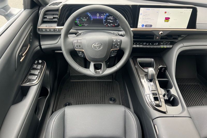 Toyota Crown Signia Vehicle Full-screen Gallery Image 10