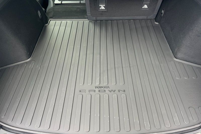 Toyota Crown Signia Vehicle Full-screen Gallery Image 11