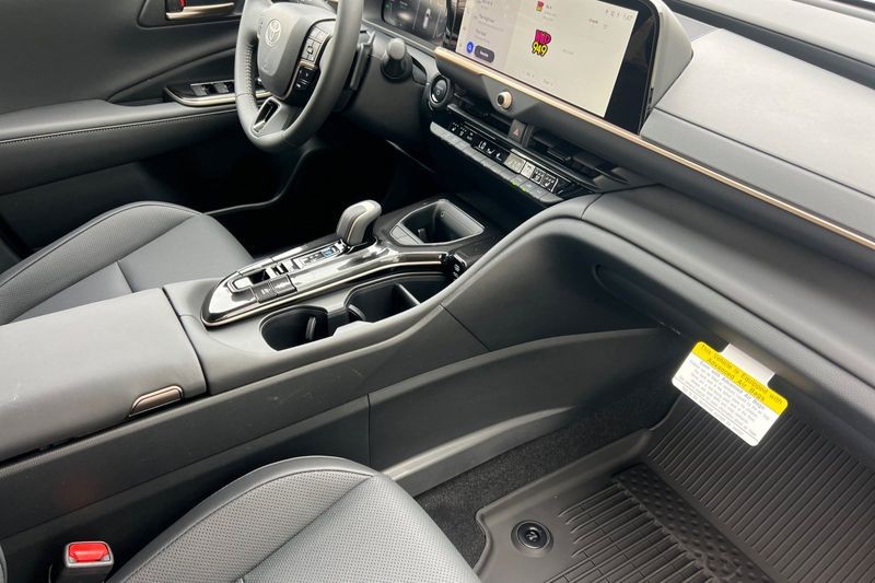 Toyota Crown Signia Vehicle Full-screen Gallery Image 12