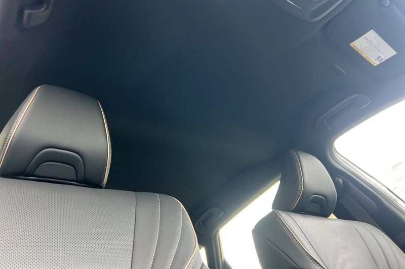 Toyota Crown Signia Vehicle Full-screen Gallery Image 13