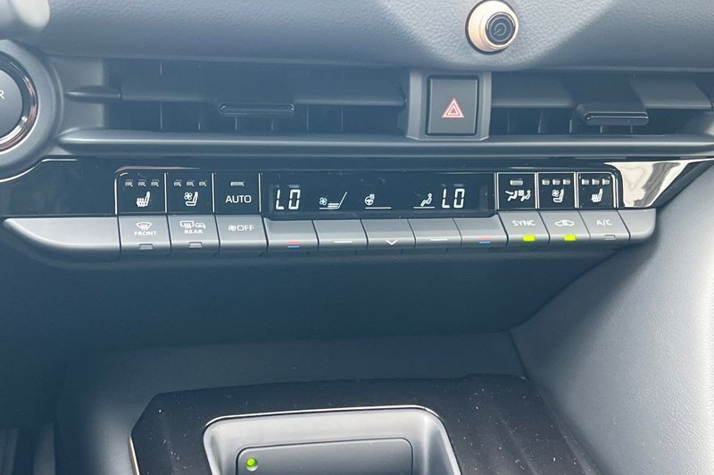Toyota Crown Signia Vehicle Full-screen Gallery Image 16