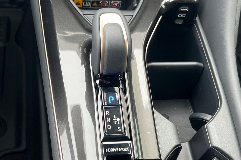 Toyota Crown Signia Vehicle Full-screen Gallery Image 17