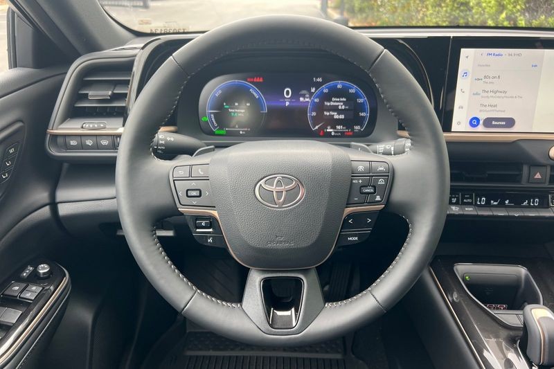 Toyota Crown Signia Vehicle Full-screen Gallery Image 19